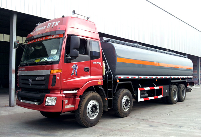 國(guó)五福田歐曼前四后八運(yùn)油車(chē)