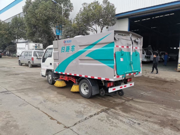 福田微型掃路車(chē)（0.8方水罐1.7方塵罐）