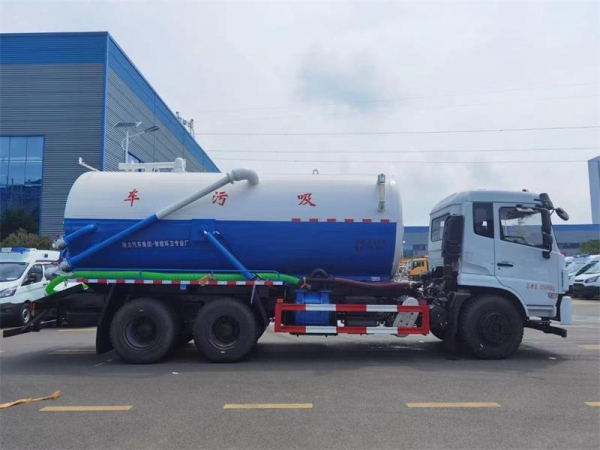 東風D17后雙橋18方吸污車，配水循環泵加10米吸污帶。